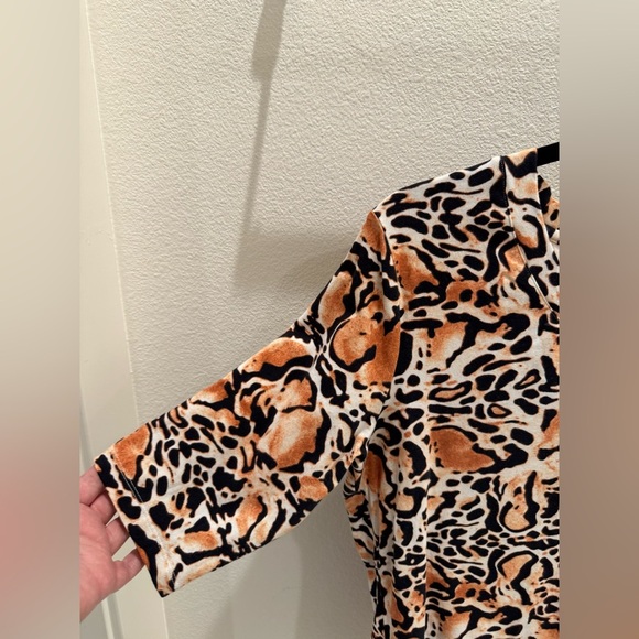 Animal Print Women's Top size medium elbow length sleeve - Picture 3 of 4